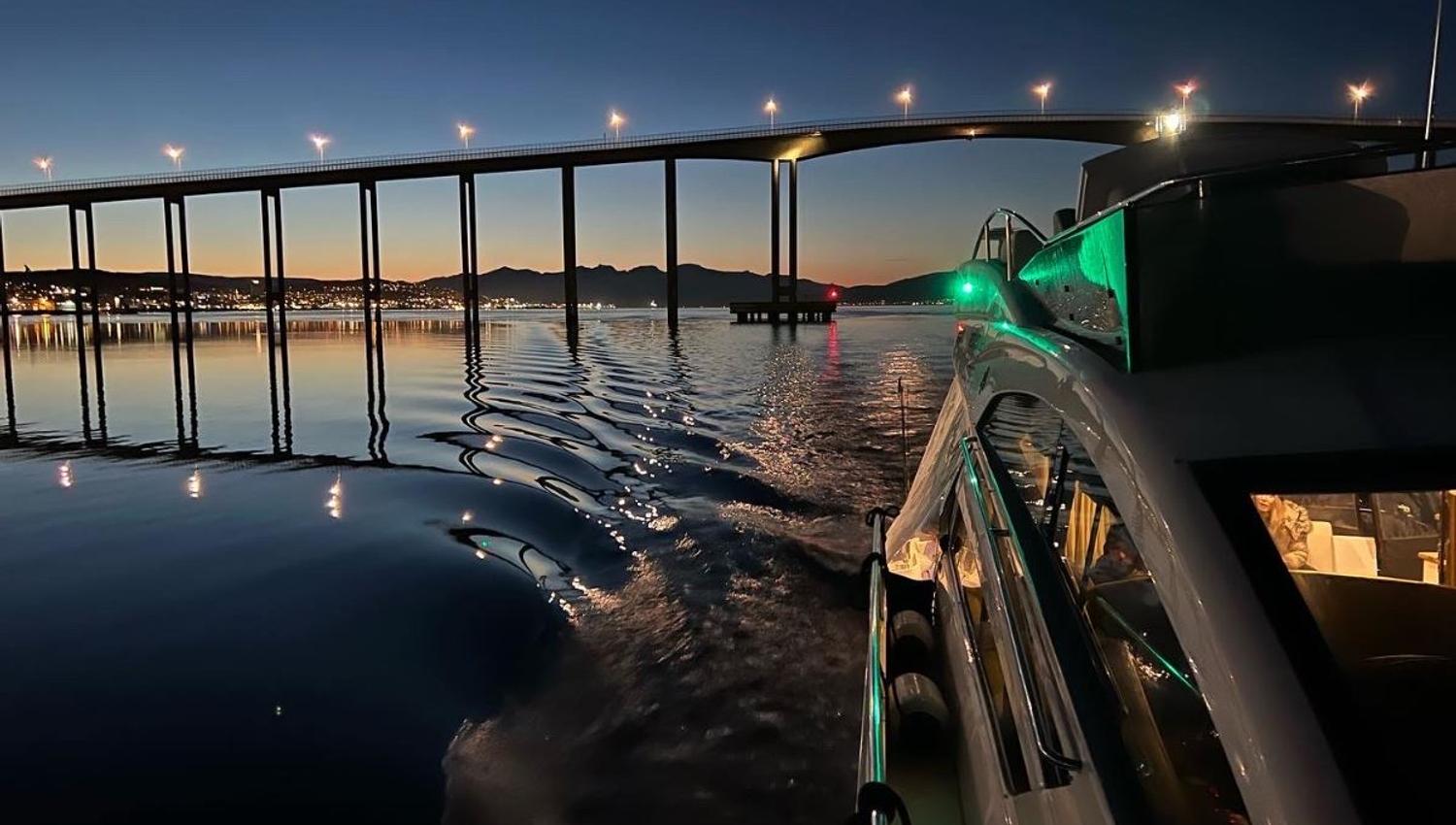 The boat departing from the quay in the evening