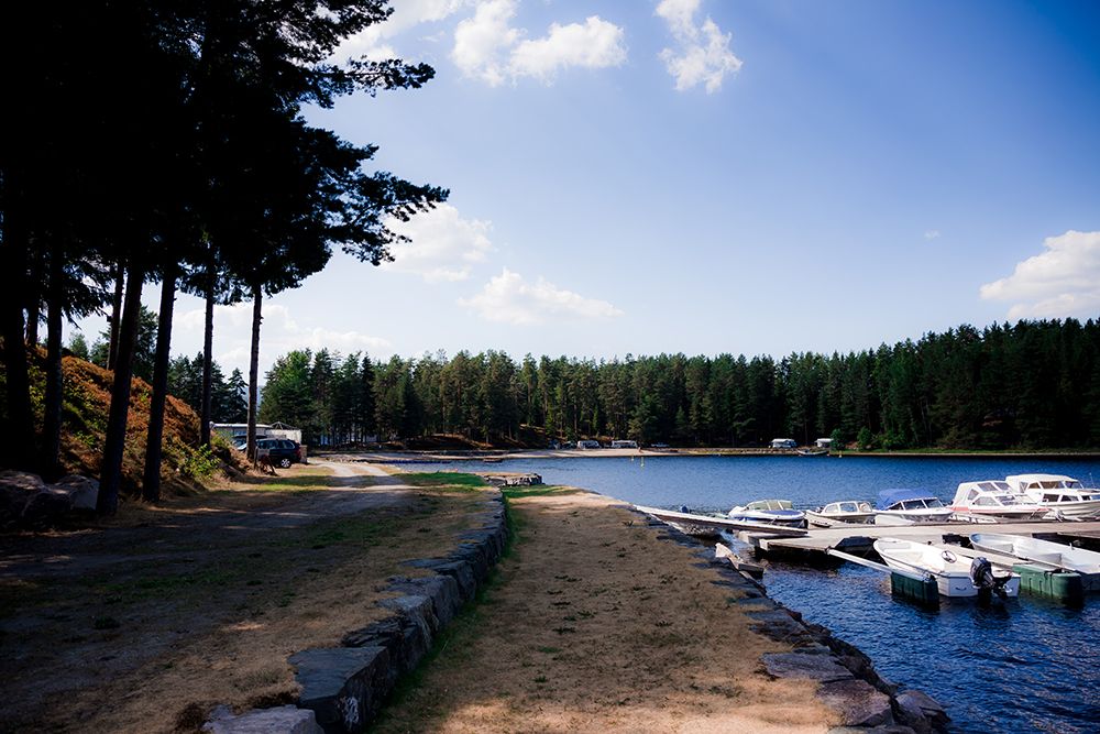brygge med fritidsbåter hos Telnessanden camping