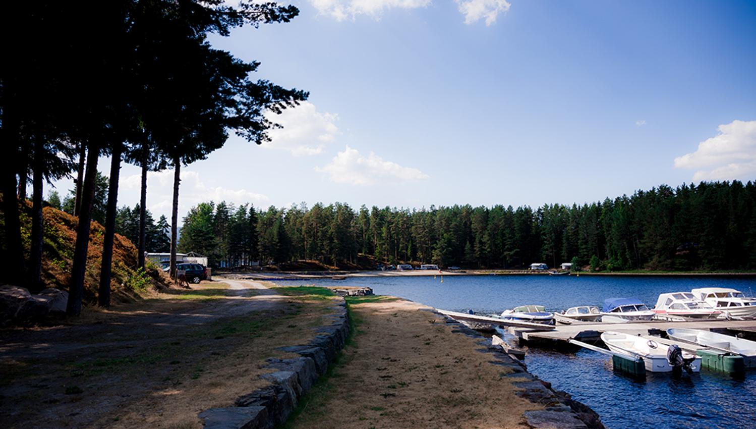 brygge med fritidsbåter hos Telnessanden camping
