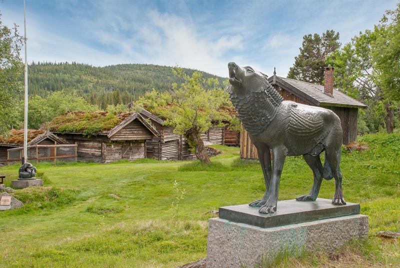 Ulveskulptur på Grimdalstunet