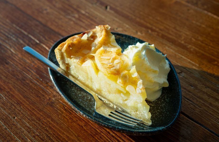 Kake på et fat med gaffel og krem