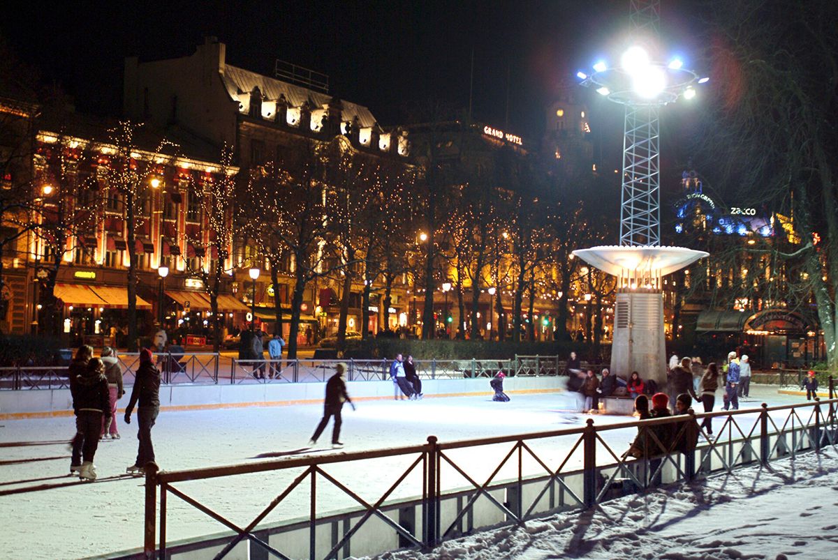 People skating at the Spikersuppa skating rink at night