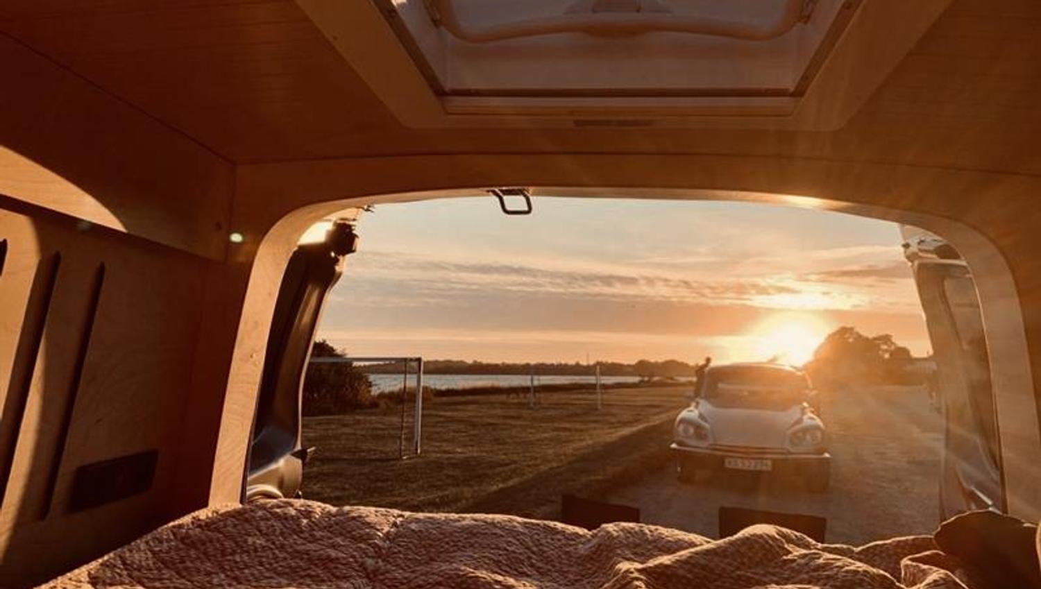 utsikt fra baksiden av en campervan med madrass
