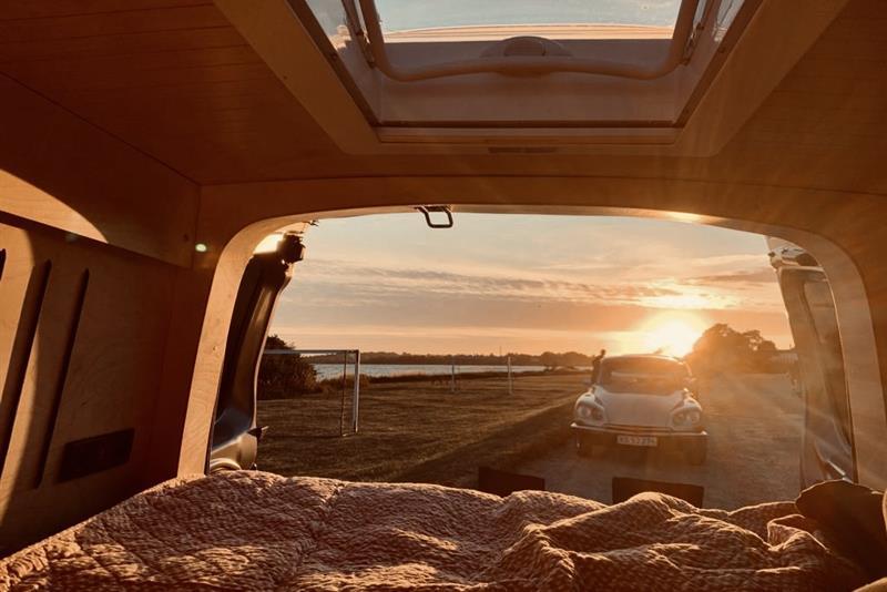 utsikt fra baksiden av en campervan med madrass
