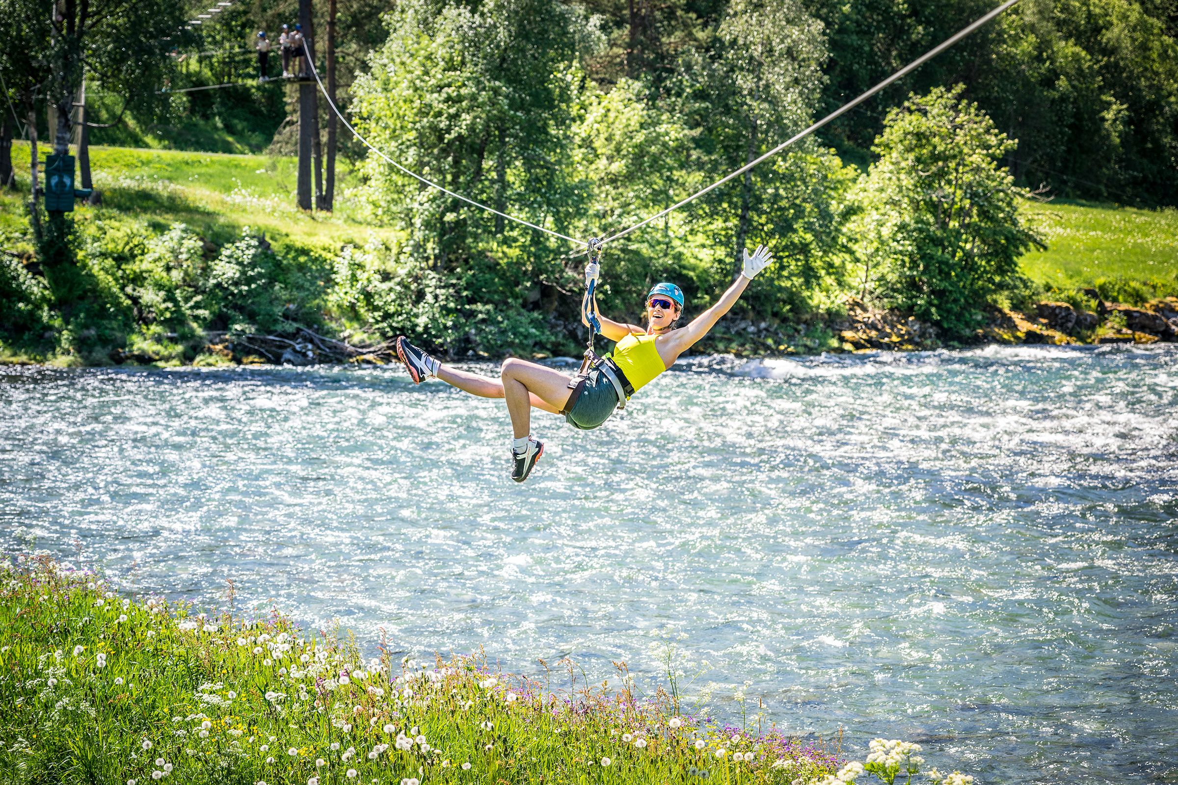 Sjekk den zipline-turen over elva!
