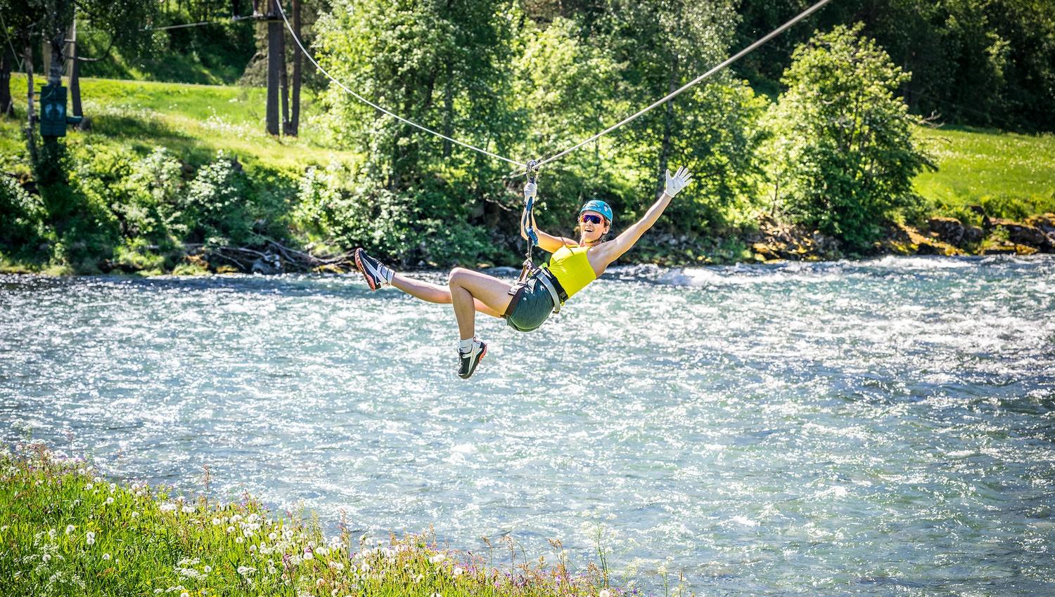 Sjekk den zipline-turen over elva!