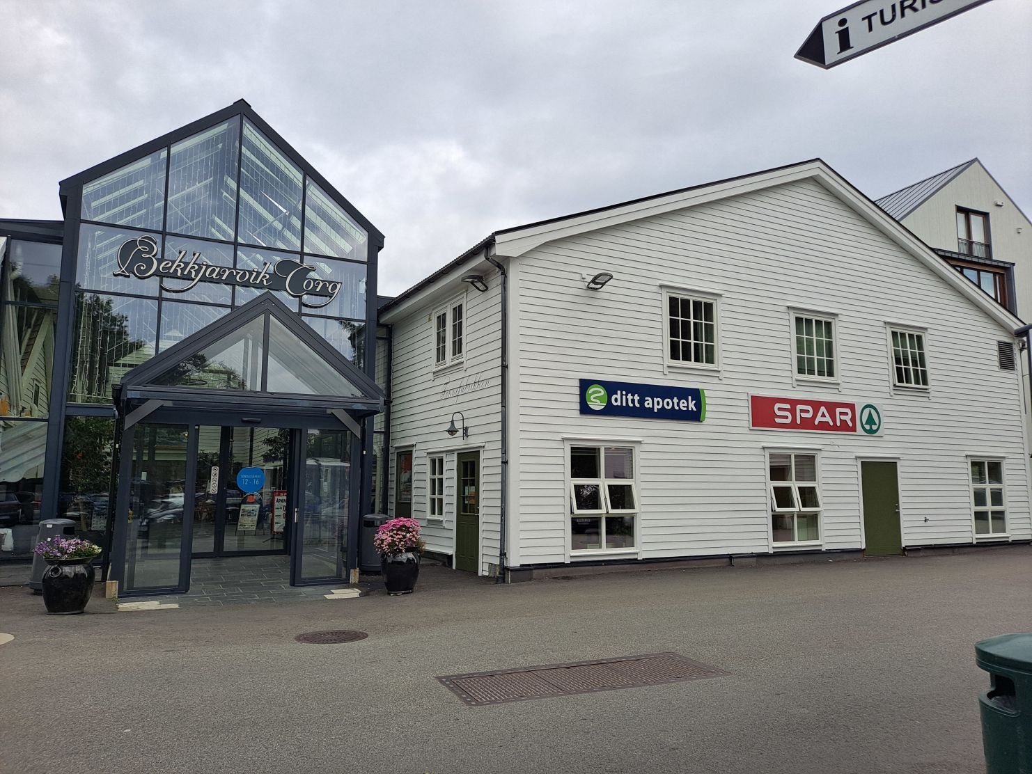 In summer time there is tourist information in Bekkjarvik Torg