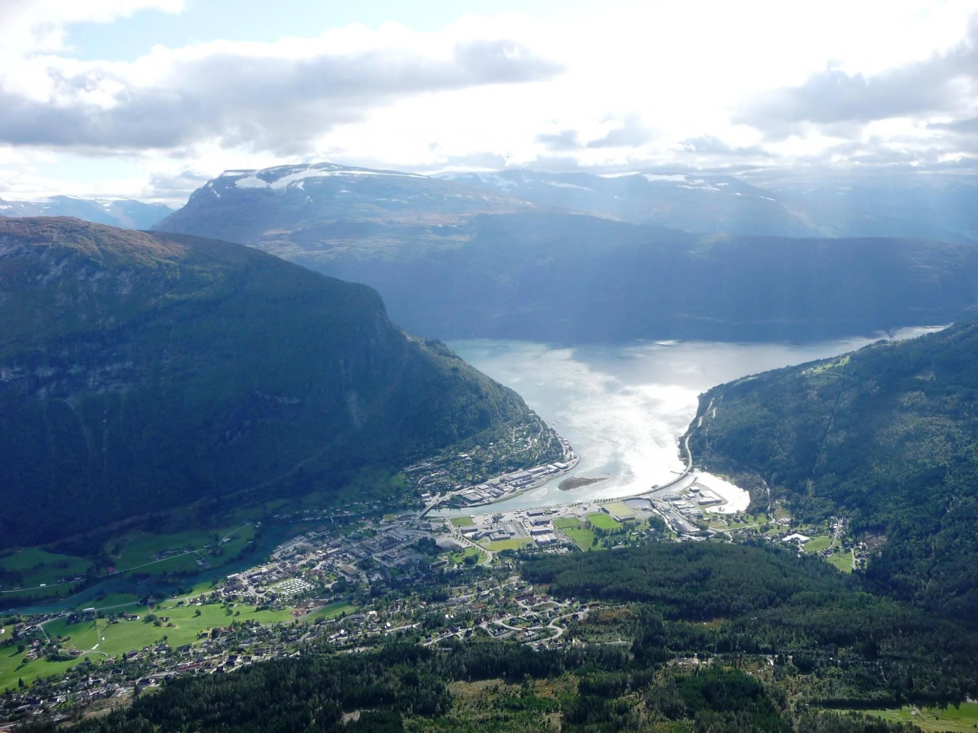 Utsikt over fjord og fjell sett frå fjelltur i Stryn