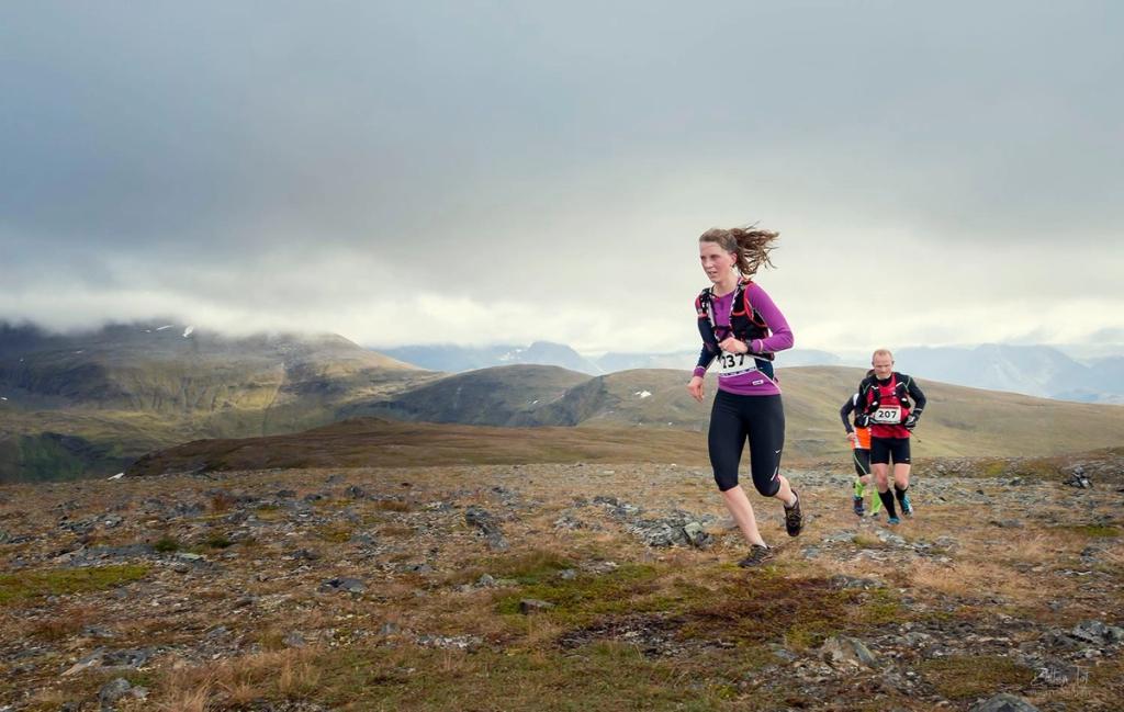 Deltaker løper blant fjellene