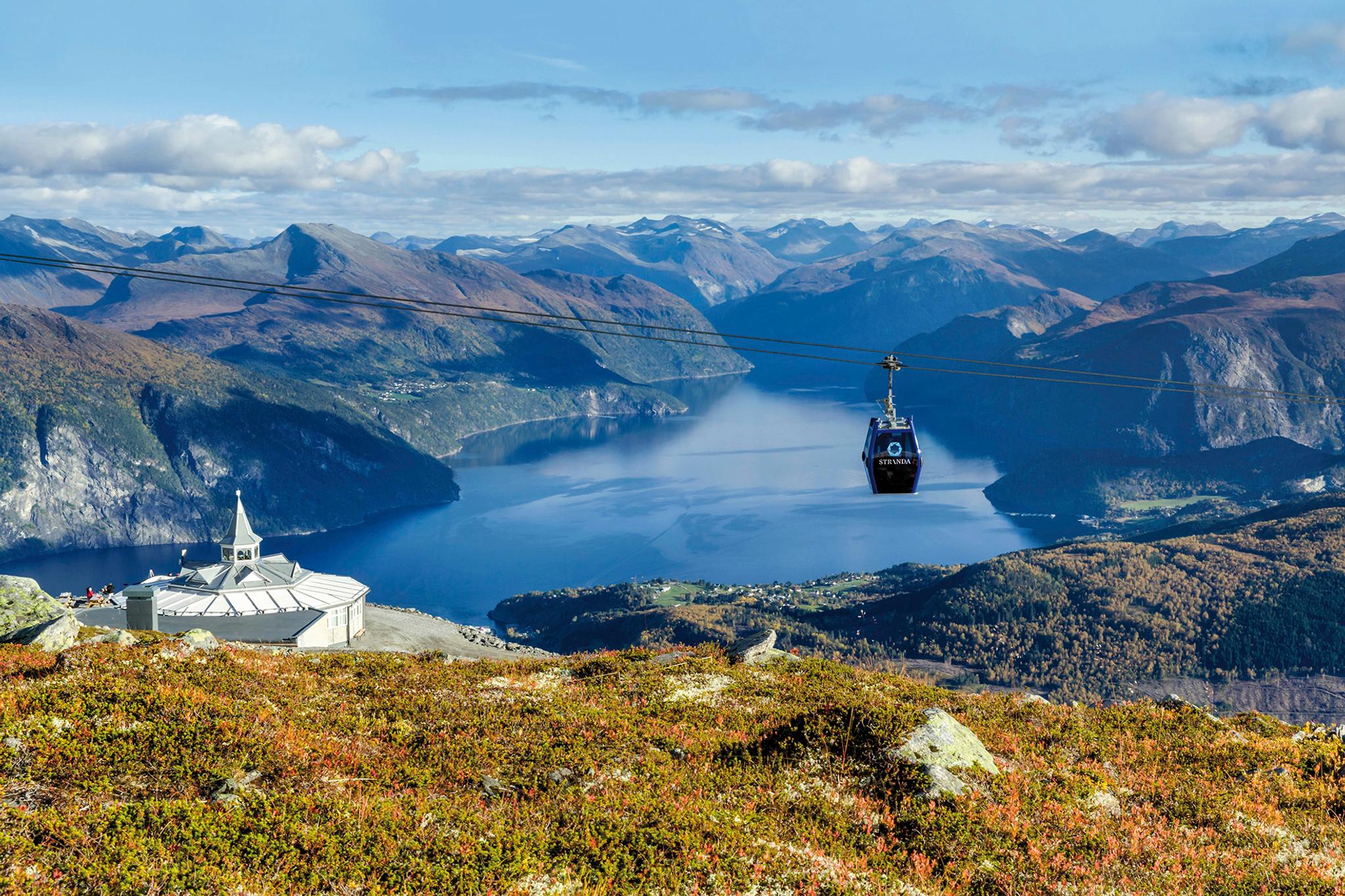 Flott utsikt fra Strandafjellet med gondol pg Paviljongen.