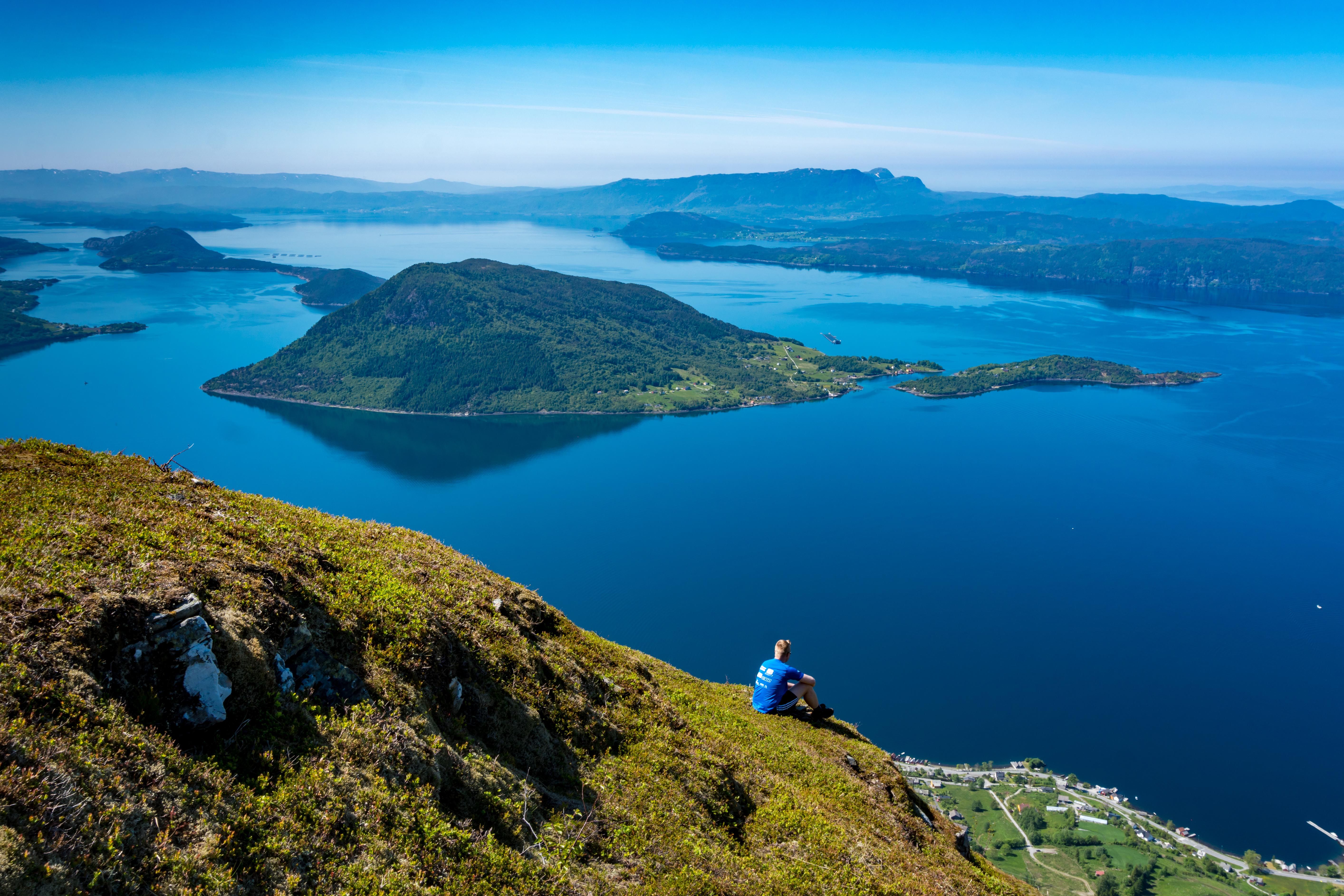 Lita fjellpytt på Malmangernuten med utsikt mot Hardangerfjorden i varm kveldssol.