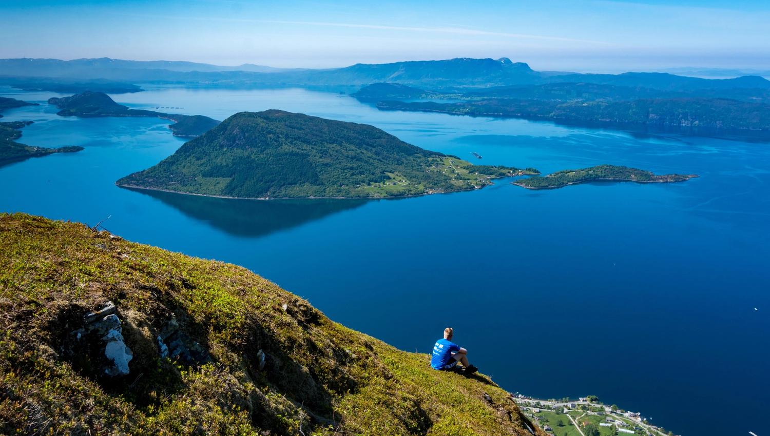 Lita fjellpytt på Malmangernuten med utsikt mot Hardangerfjorden i varm kveldssol.