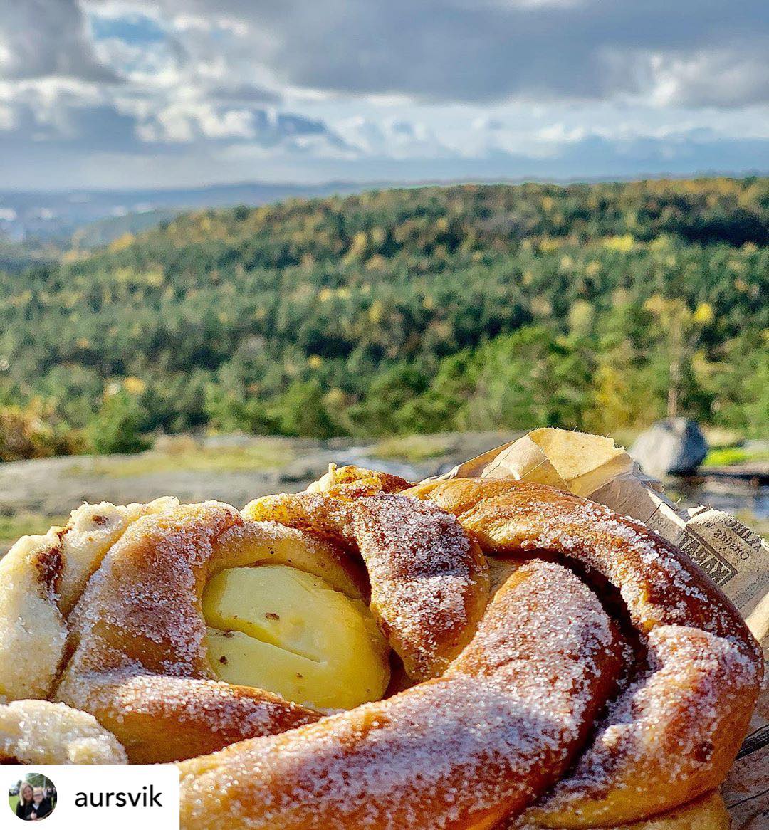 "Cinnamon Dream" – a cinnamon bun with yellow custard