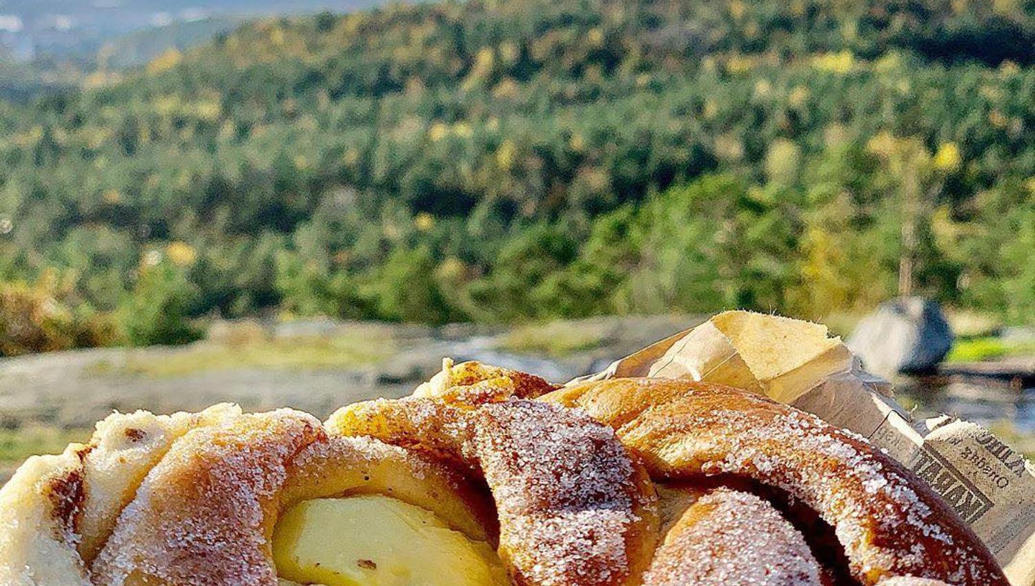 "Cinnamon Dream" – a cinnamon bun with yellow custard