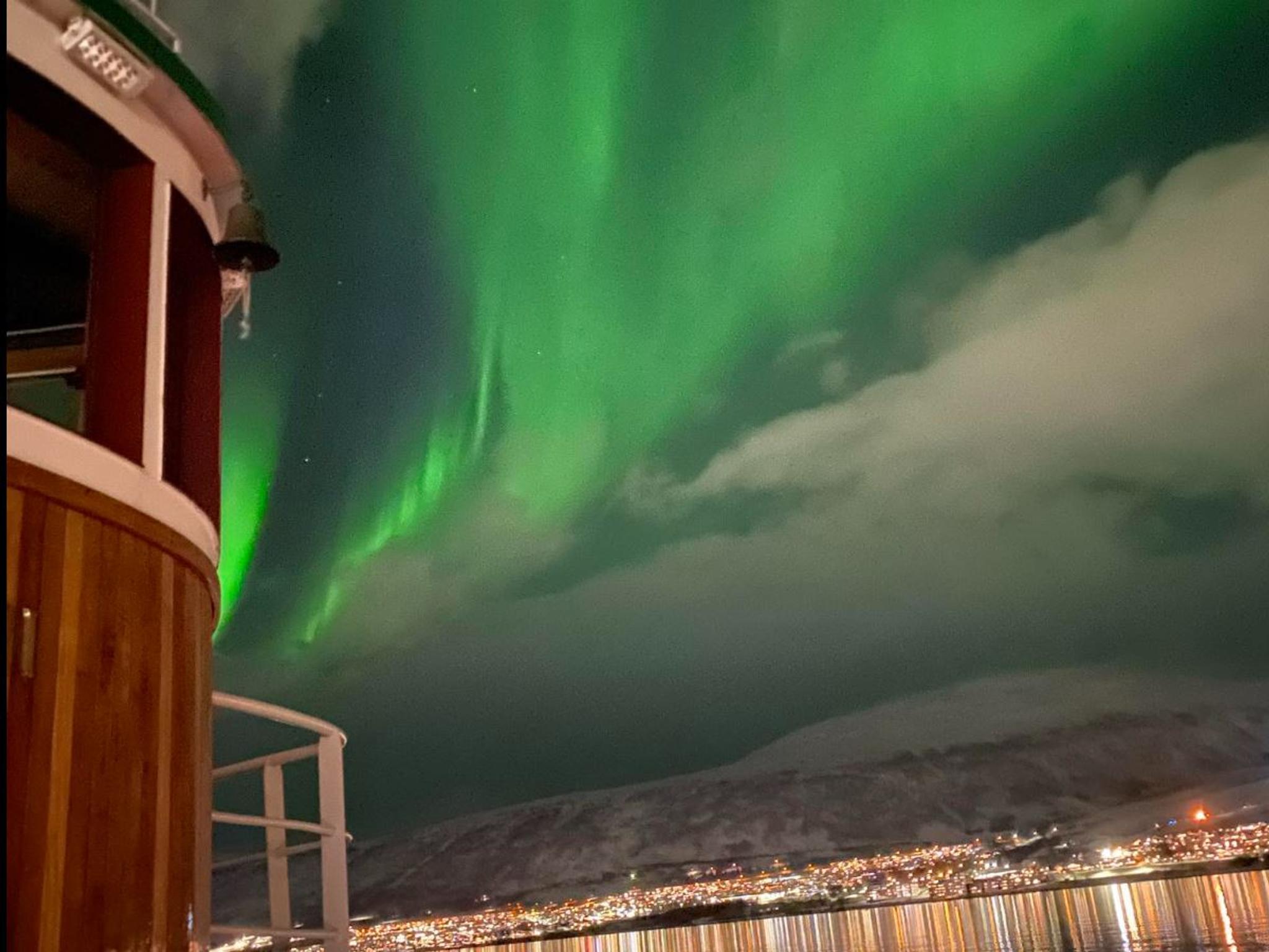 Nordlyset titter gjennom skyene