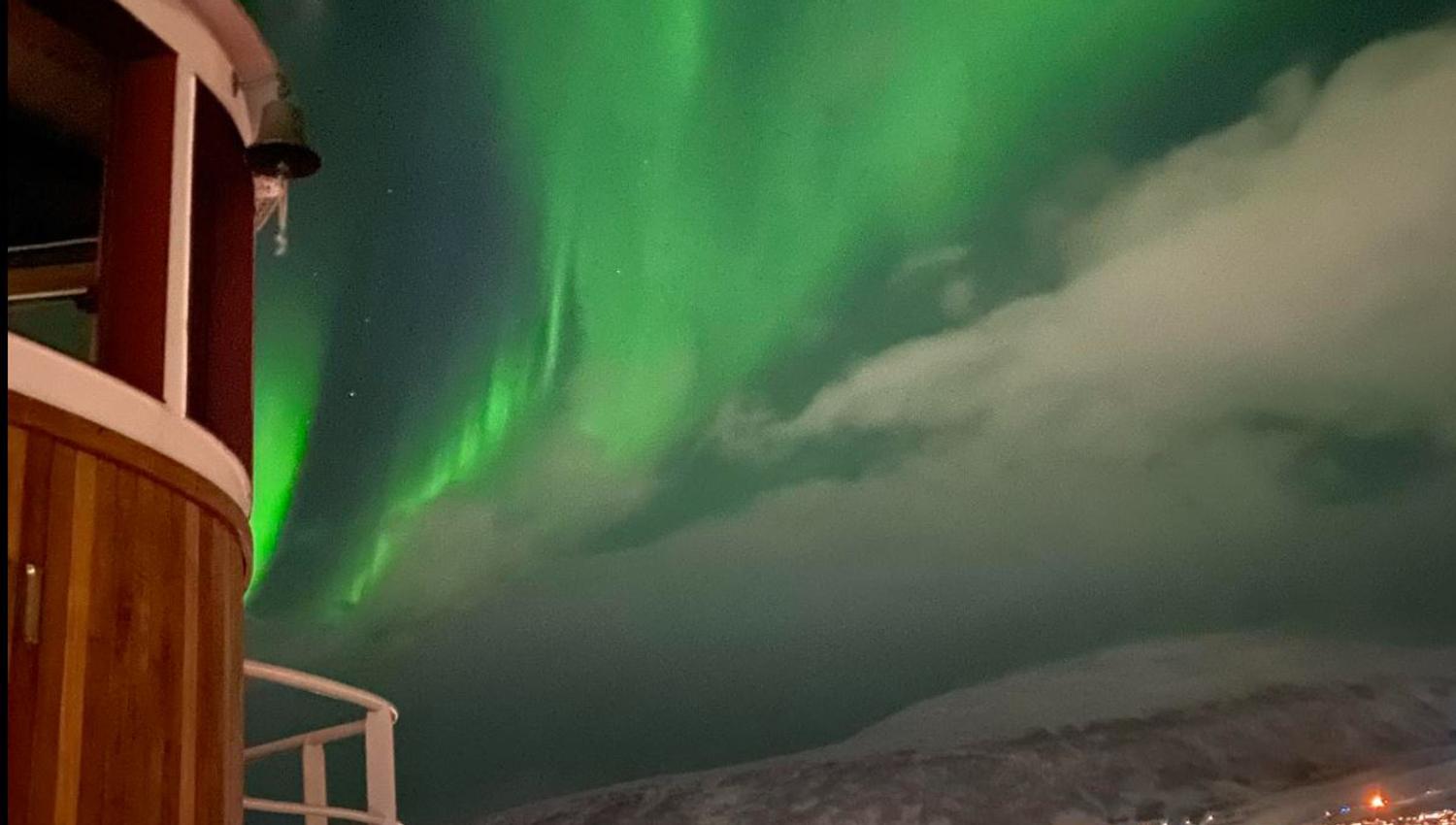 Nordlyset titter gjennom skyene