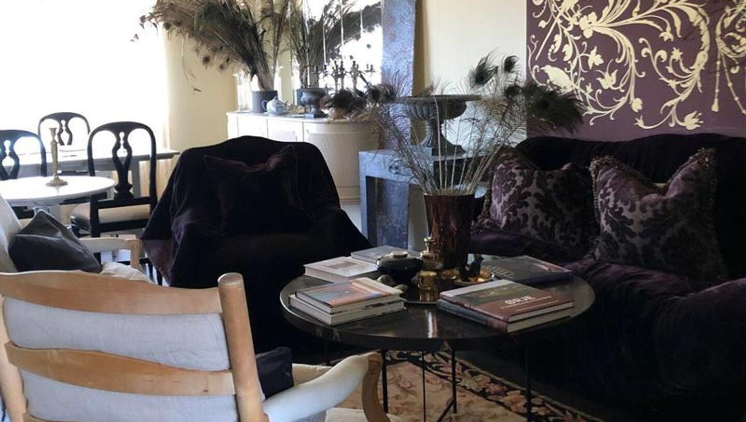Bilde fra stuen med lilla detaljer