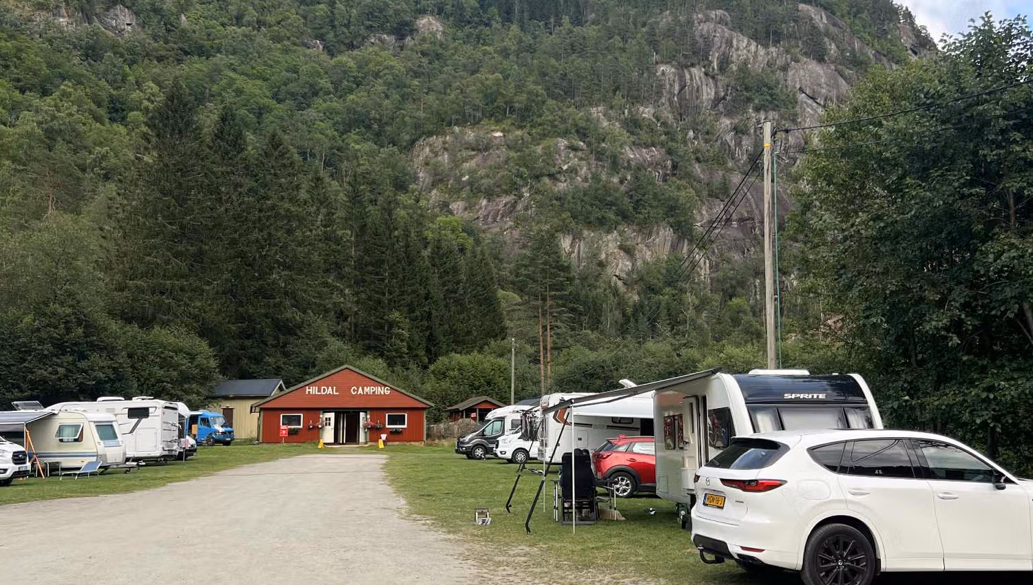 Wohnmobile und Wohnwagen vor der Rezeption des Hildal Camping in Hardanger.
