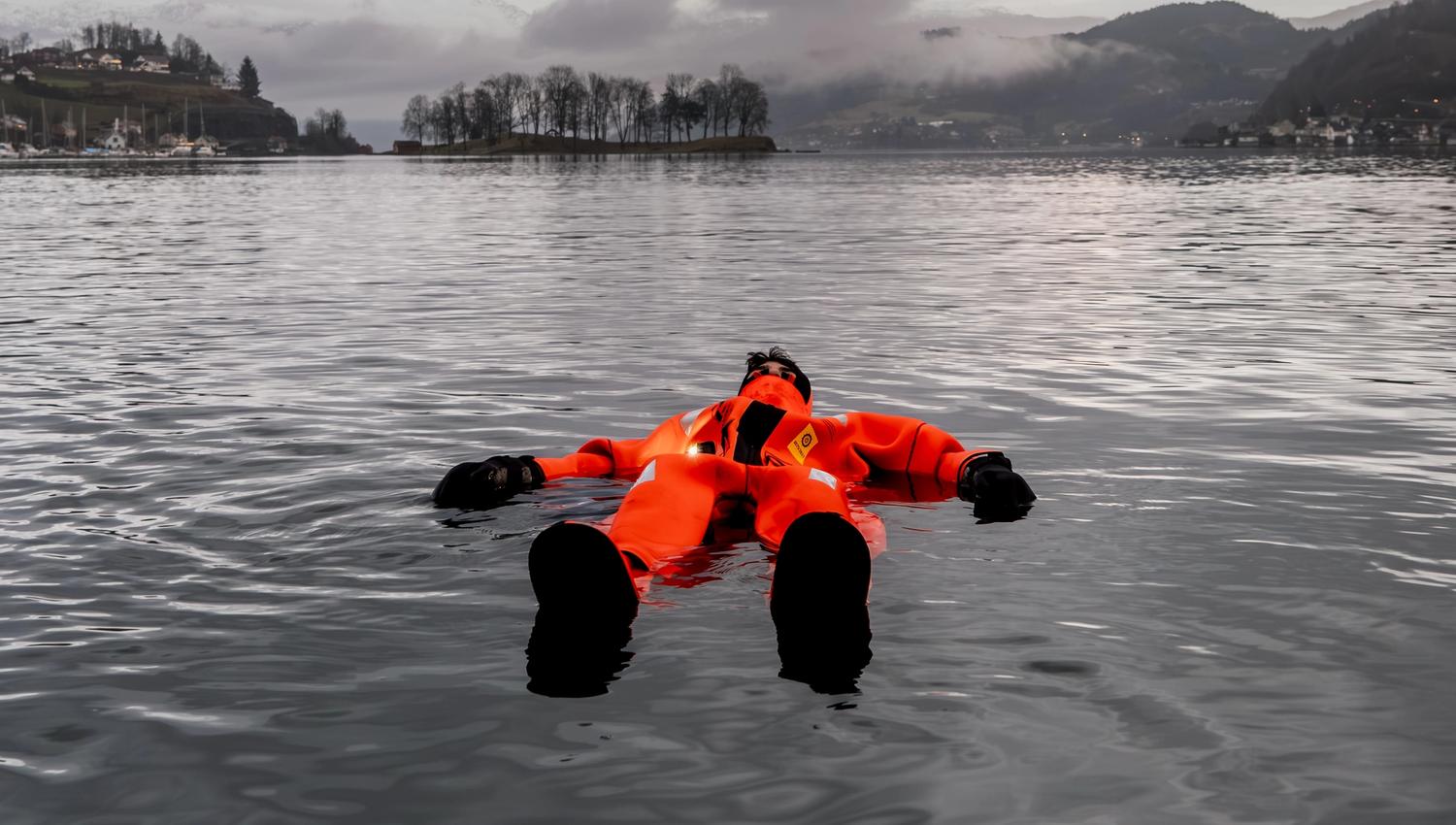 A person enjoy floating in the Hardangerfjord outside Thon Hotel Sandven