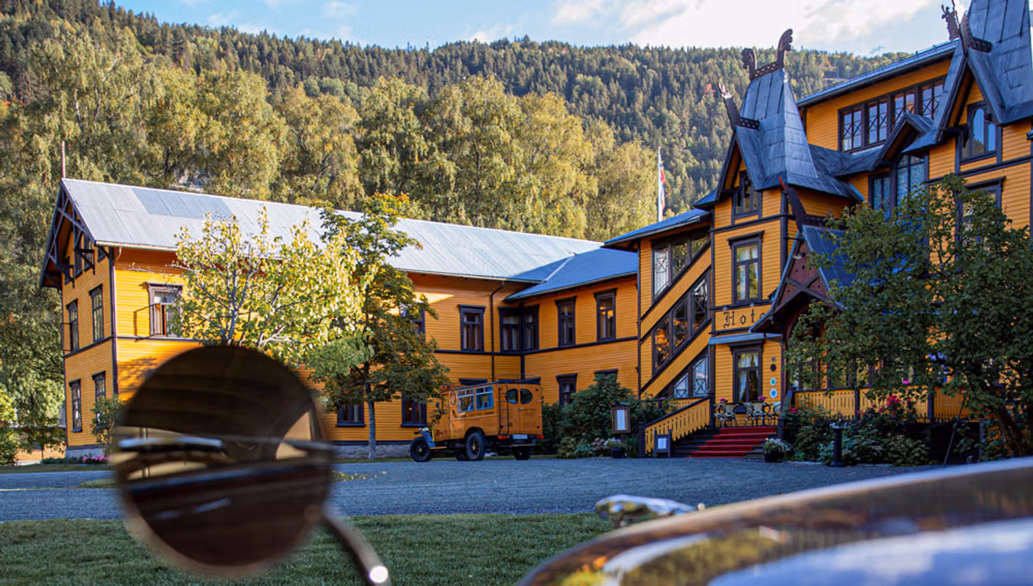 Entrance to Dalen Hotel seen from the vintage car
