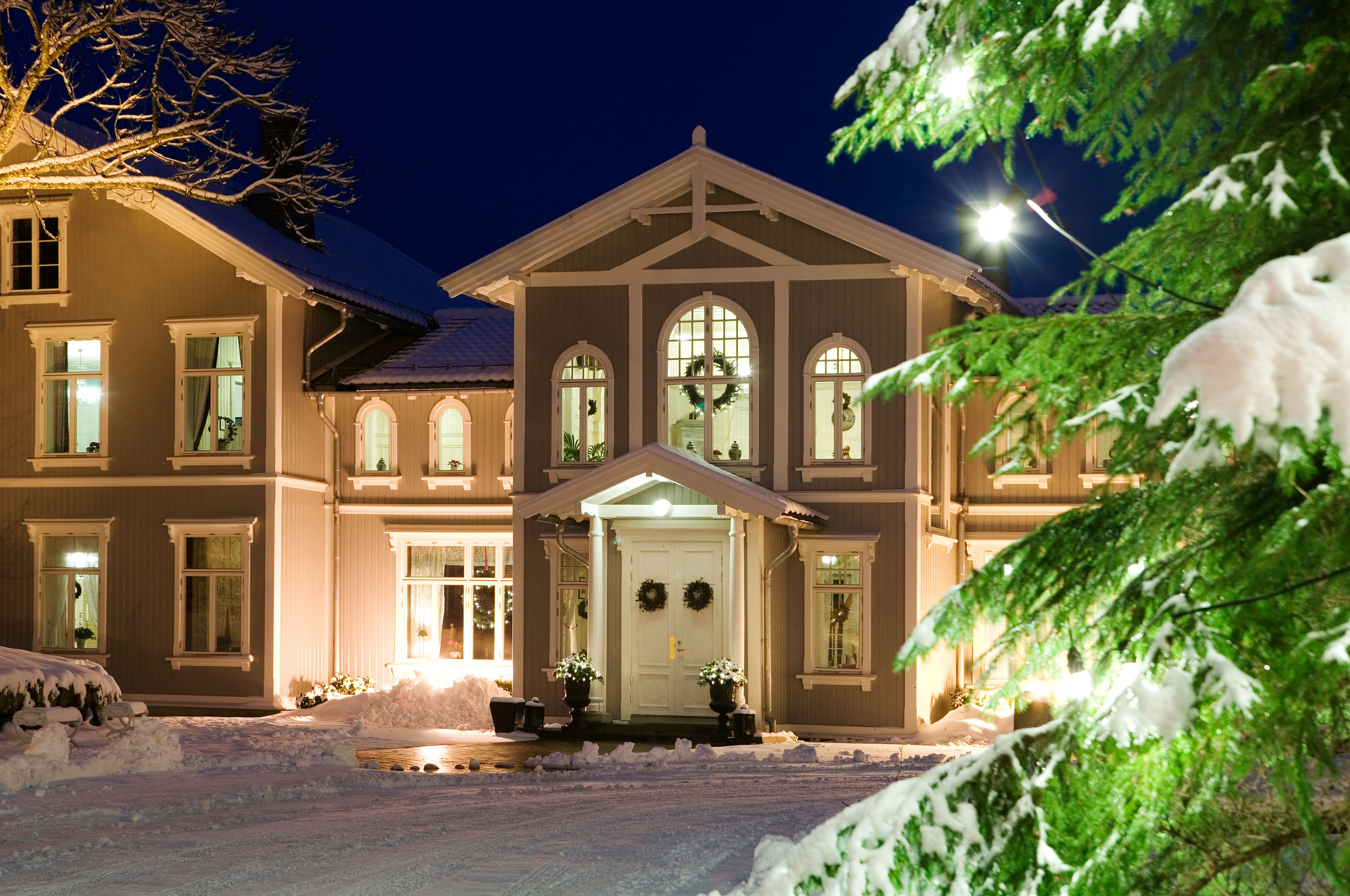 Losby manor with snow 