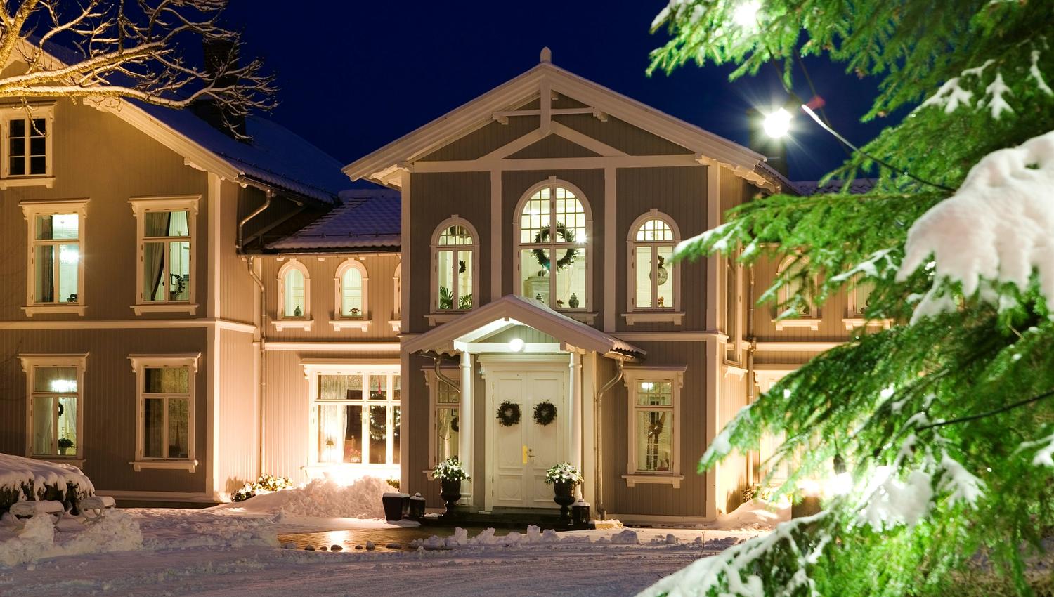 Losby manor with snow