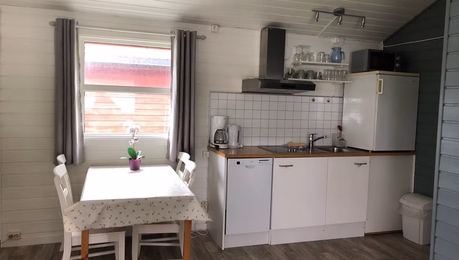 Kjøkken i en av de røde hyttene