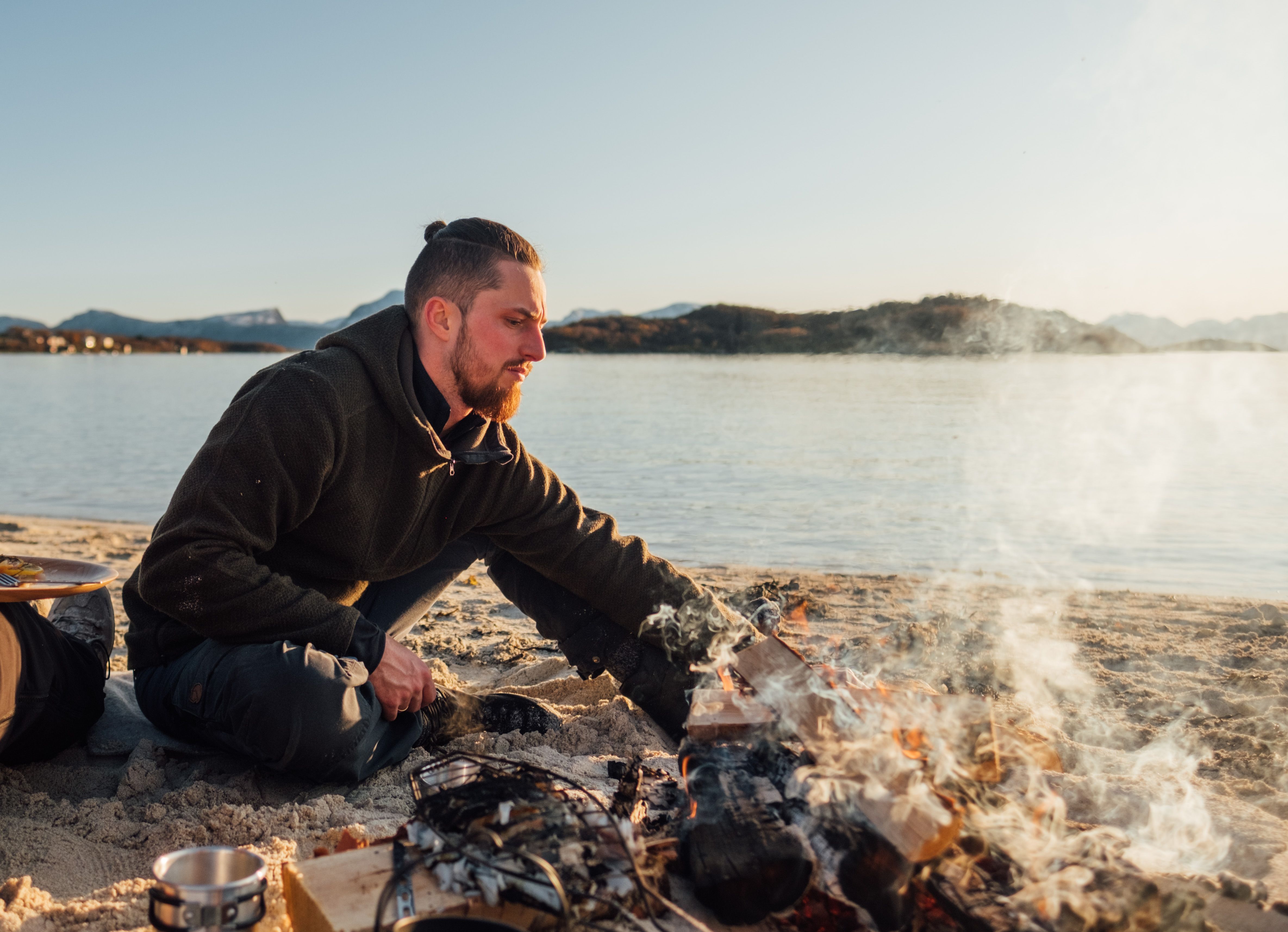 Arcticoncepts-Harstad-sand beach-campfire-grilling-fish-view-foto Büttner-David