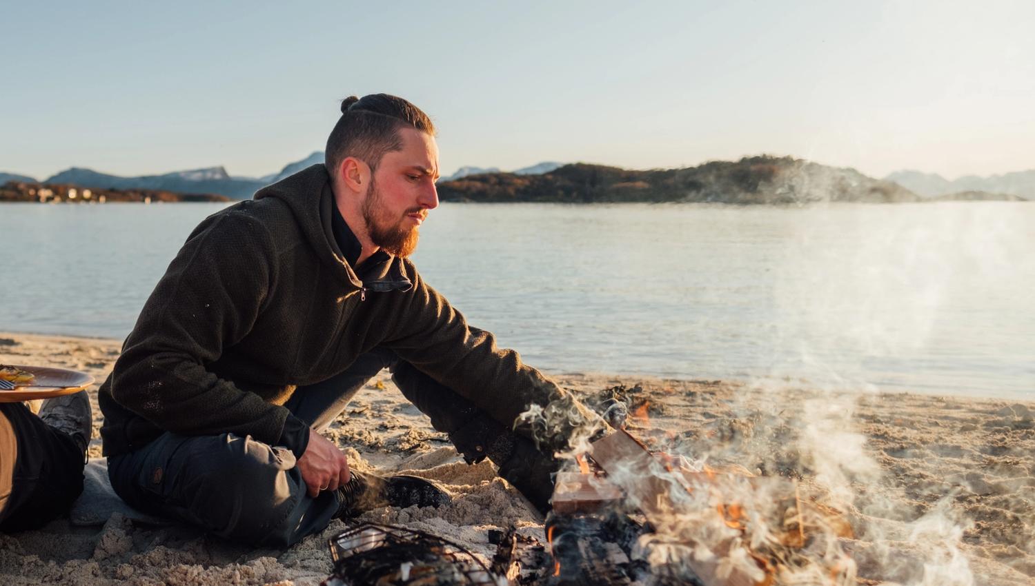 Arcticoncepts-Harstad-sand beach-campfire-grilling-fish-view-foto Büttner-David