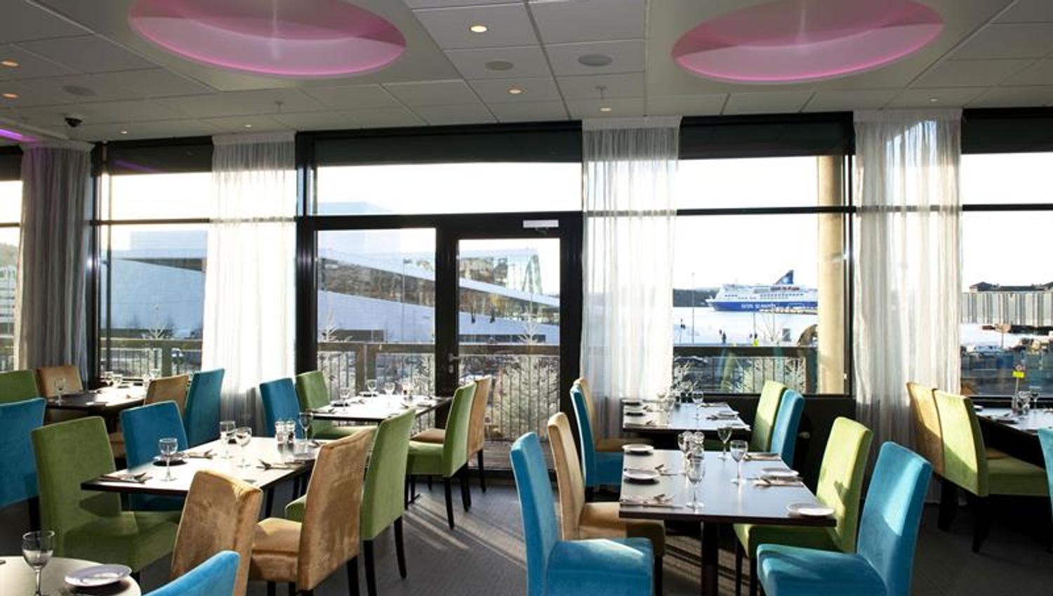 lyst restaurant med utsikt til operahuset
