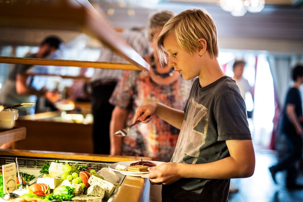 gutt står på buffet på restaurant på Straand Hotel i Vrådal
