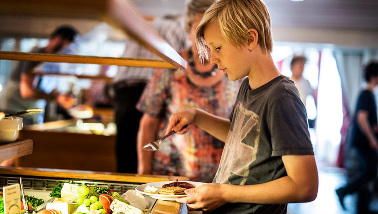 gutt står på buffet på restaurant på Straand Hotel i Vrådal