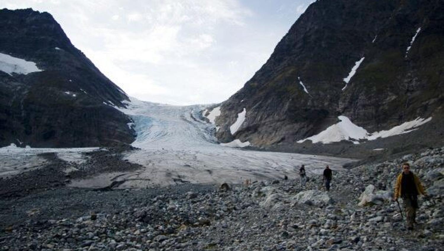people walking towards the glaciar