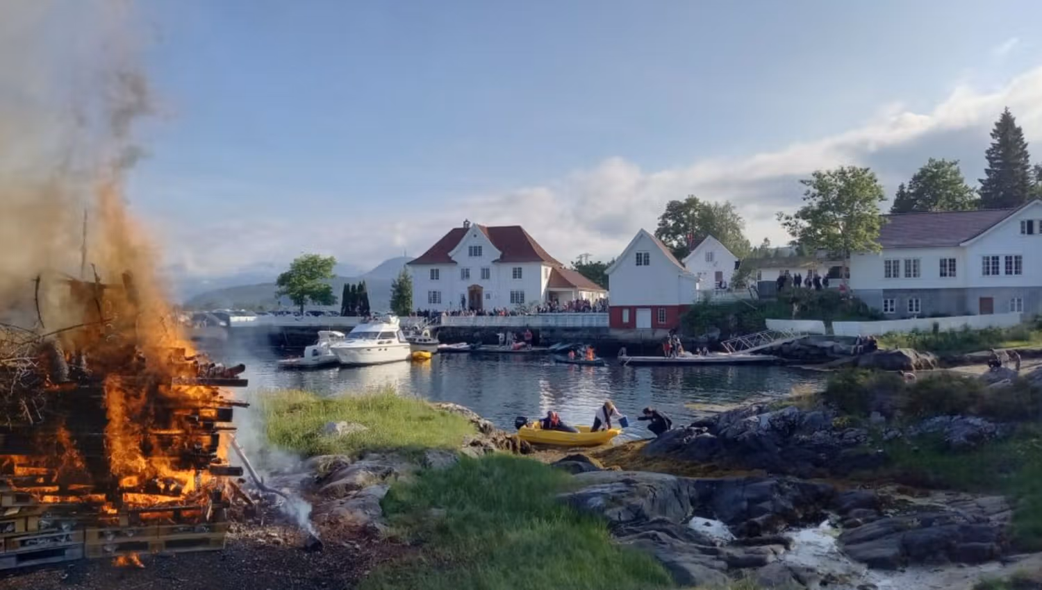 Kjeldsund ligg idyllisk til blant holmer og skjær.
