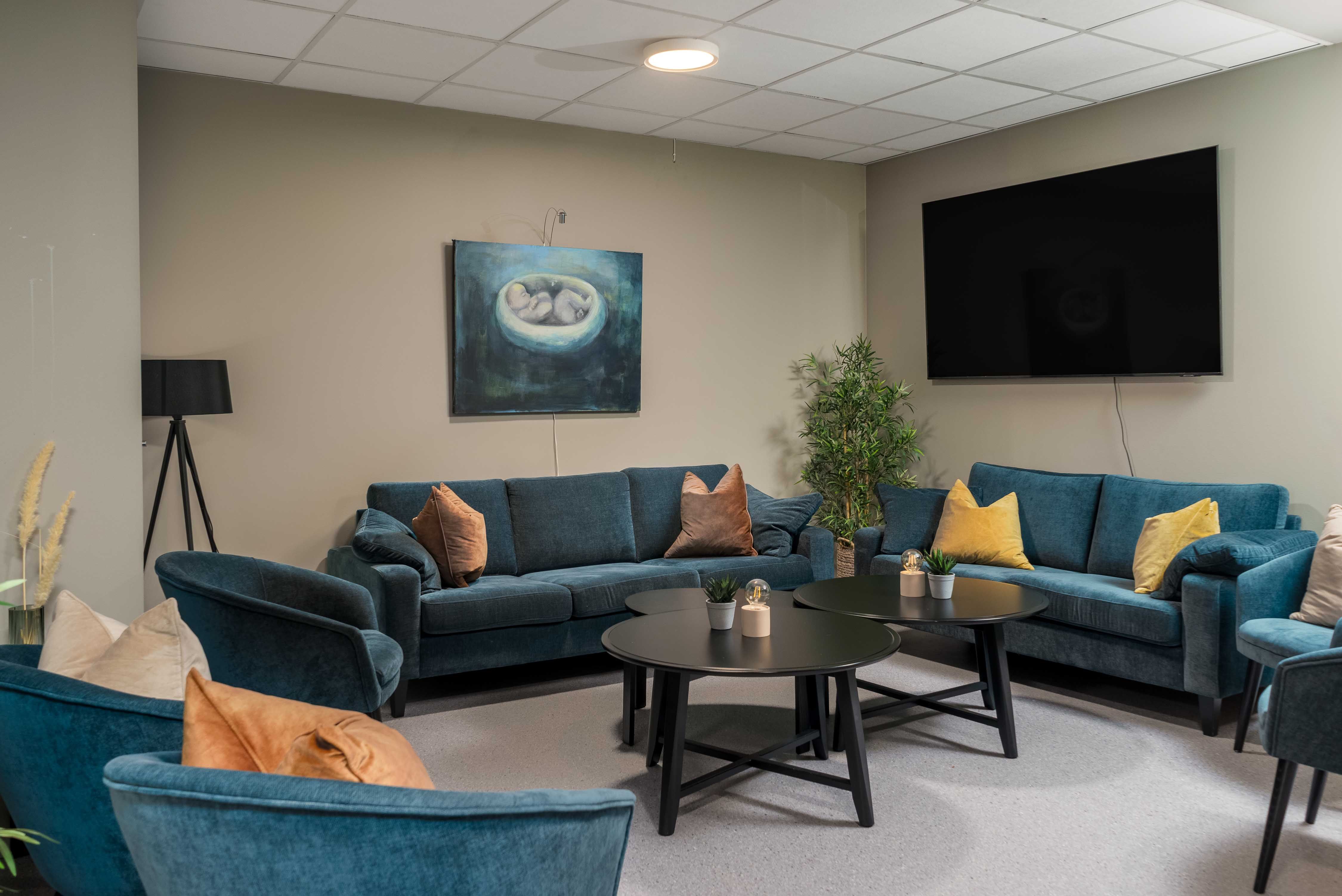 Triveleg lounge på Husnes Sentrum Hotell – ein plass for avslapping etter sightseeing i Hardanger.