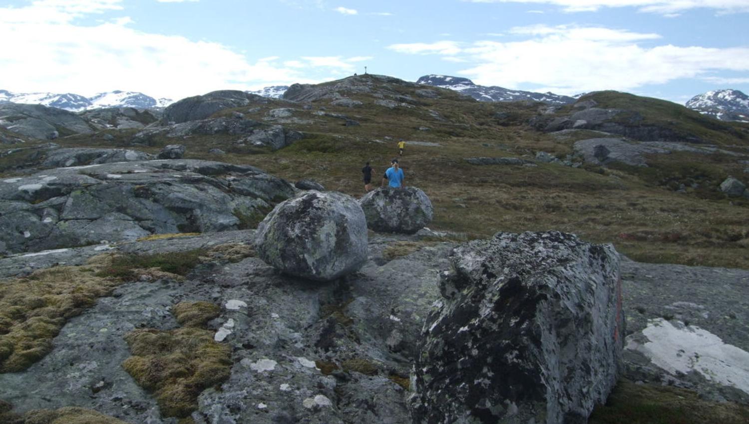På veg opp til Såta med snøkledde fjell i bakgrunnen