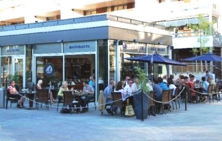 Gjester på uteserveringen til Ristorante Del Mare