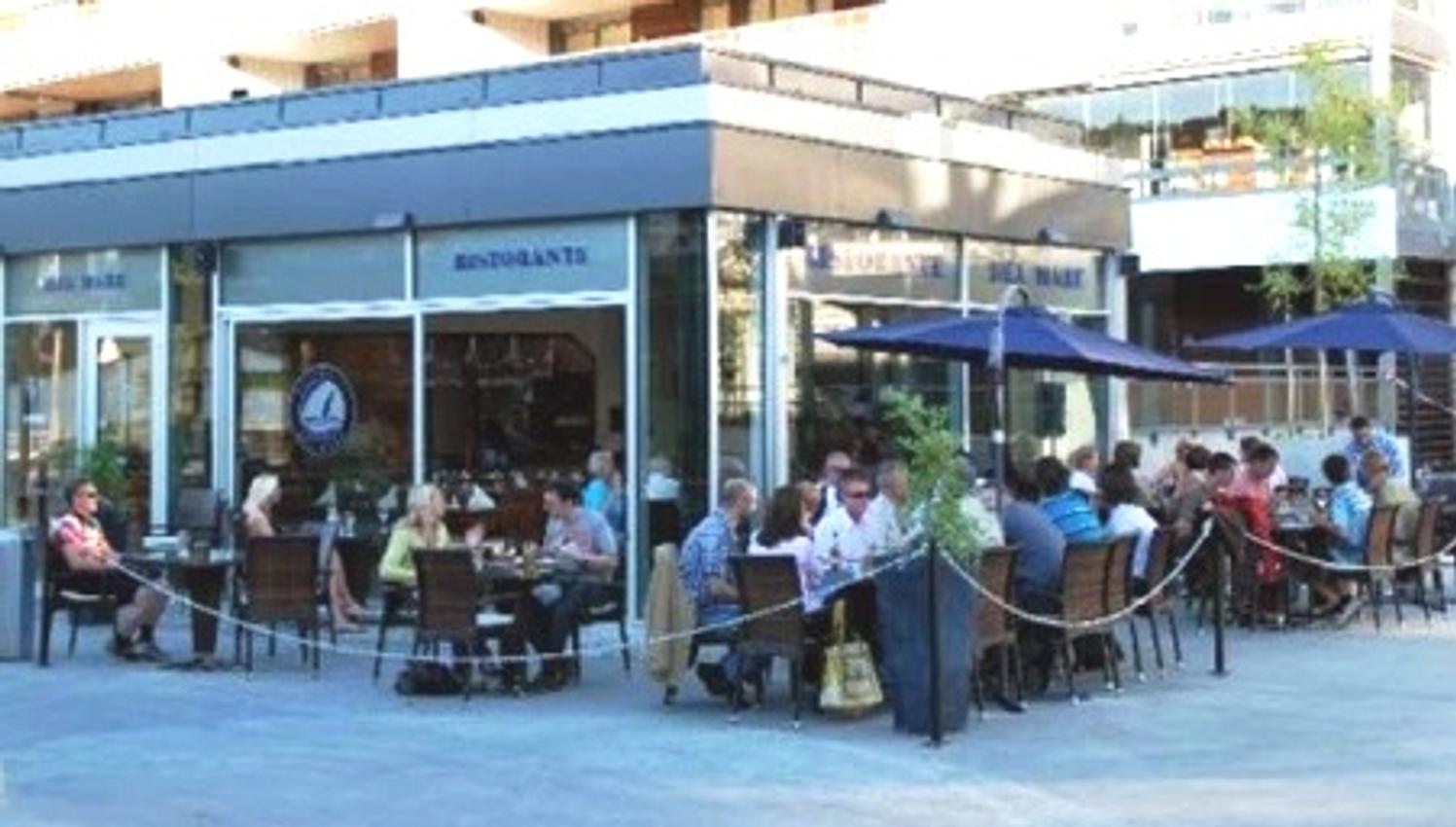 Gjester på uteserveringen til Ristorante Del Mare