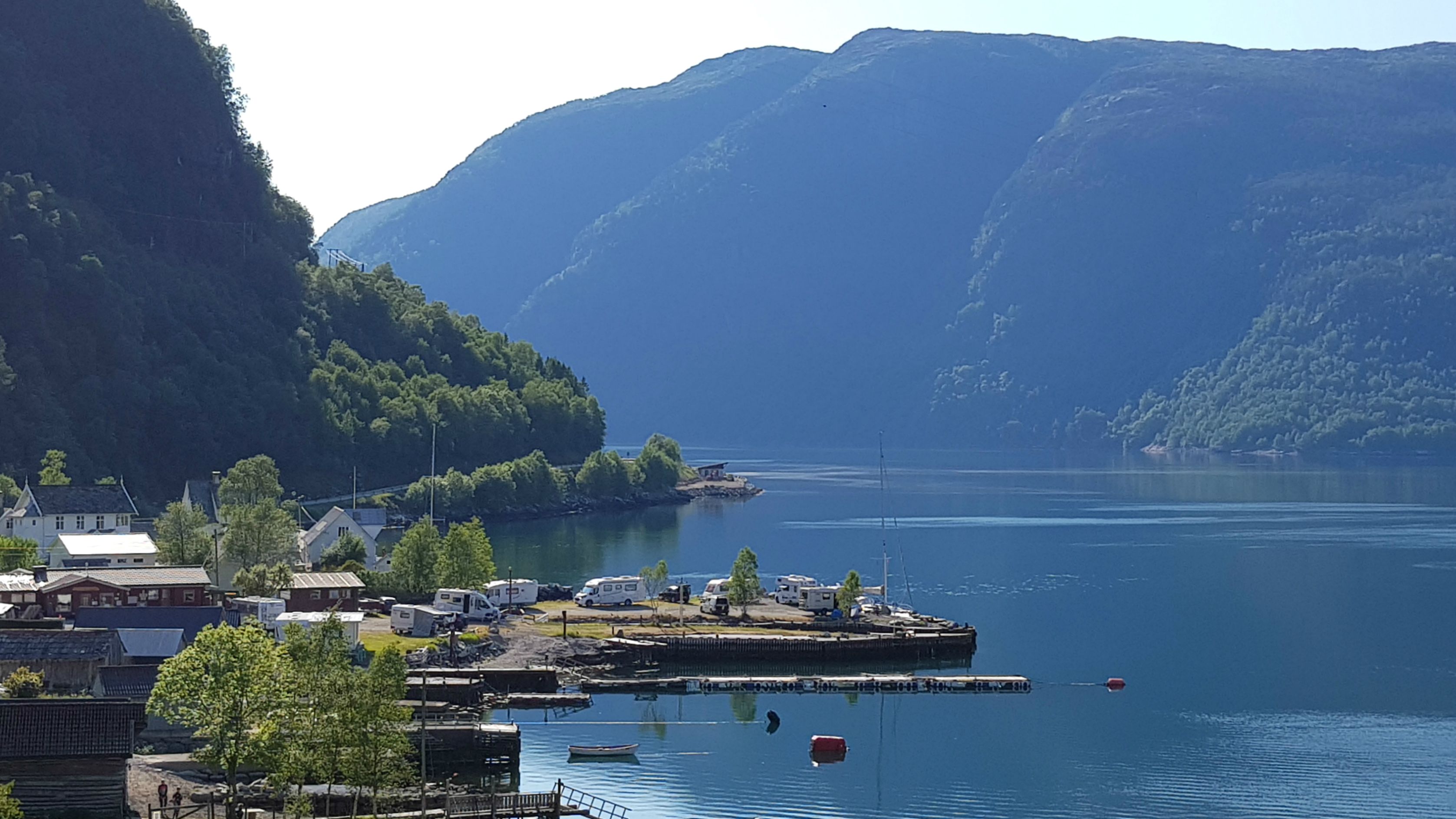 Campingplassen sett frå vegen med fjord, natur og campingliv i Hardanger.