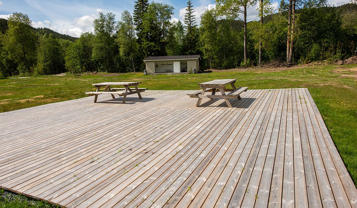 Terrace with picnic table at Morgedal Camping