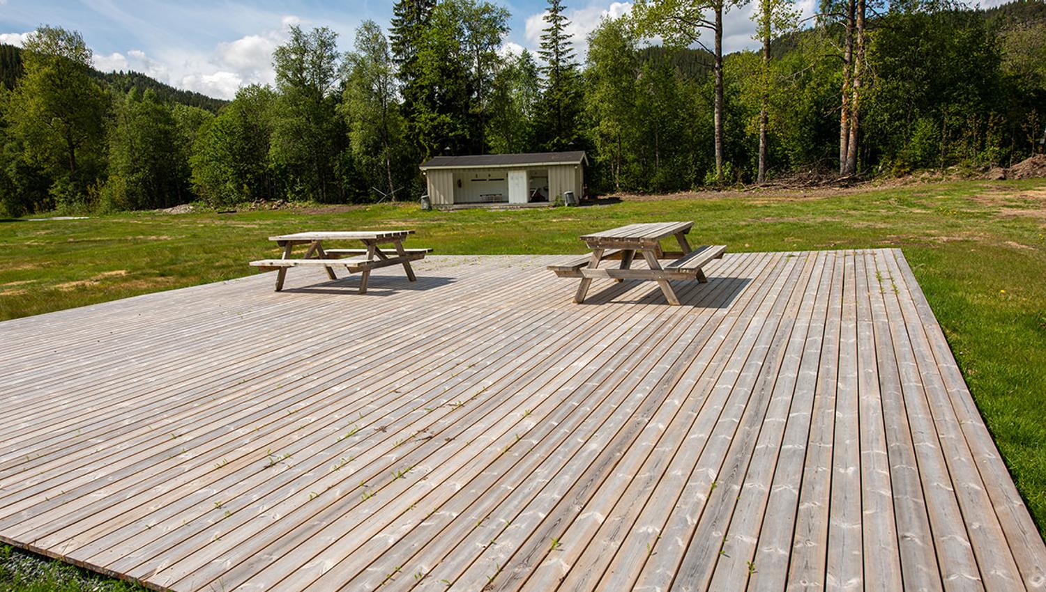 Terrace with picnic table at Morgedal Camping