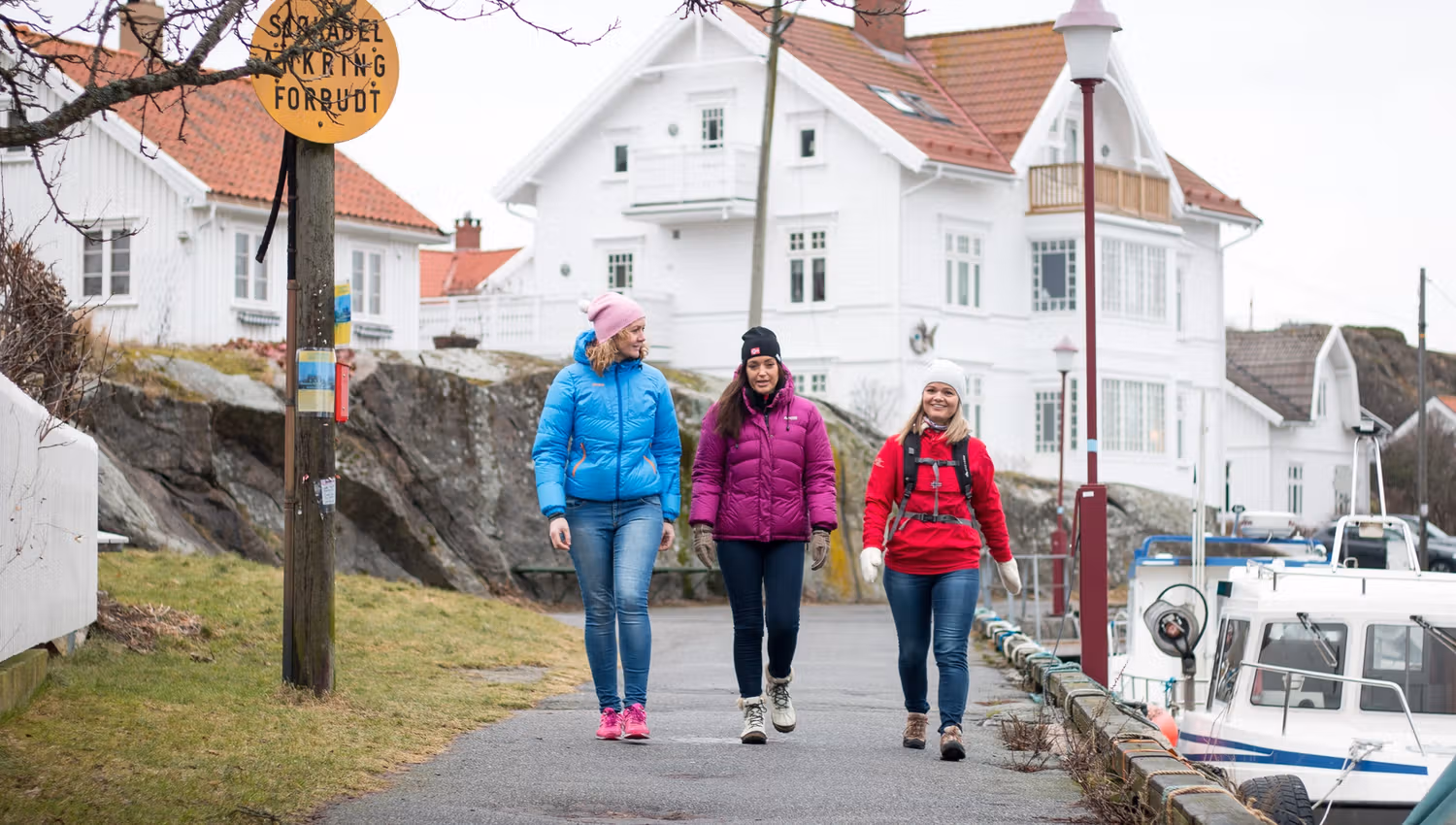 3 jenter går kyststien langs bryggene i Nevlunghavn