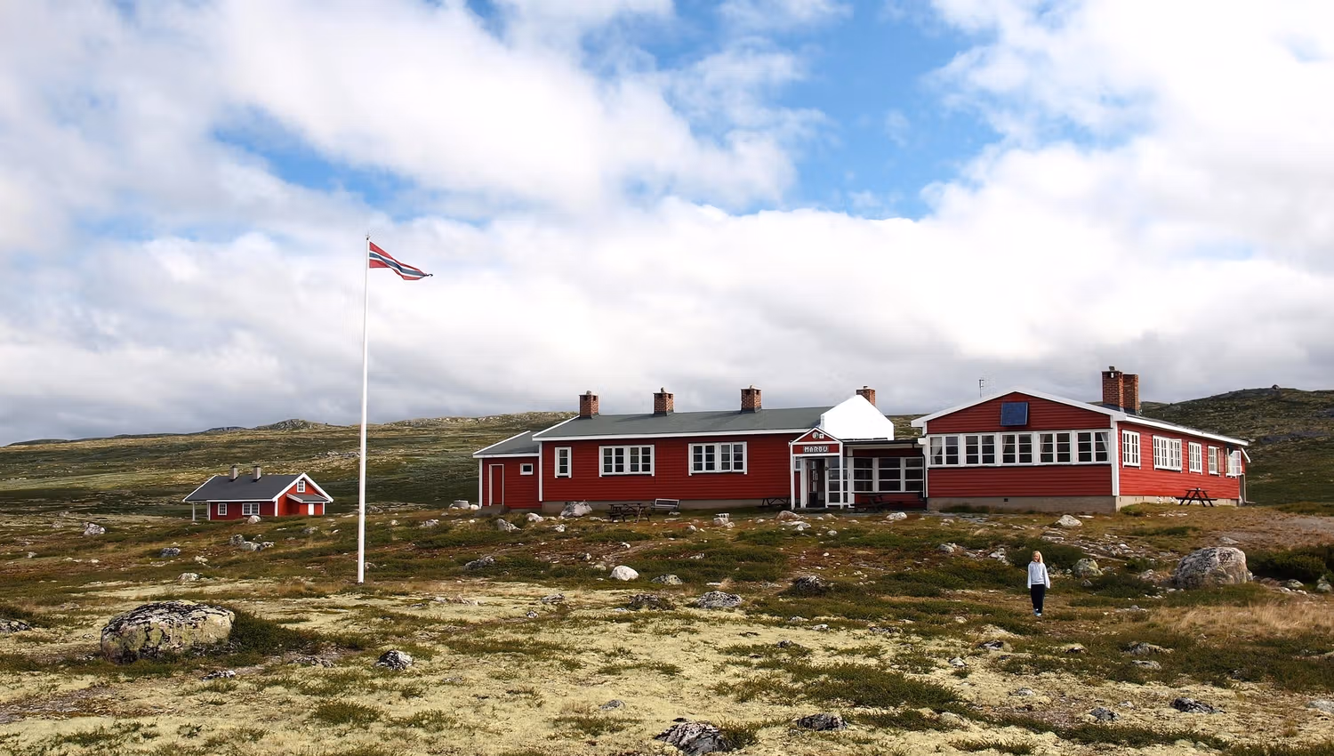 Mårbu Turisthytte finner du på Hardangervidda. Båt går fra Synken.