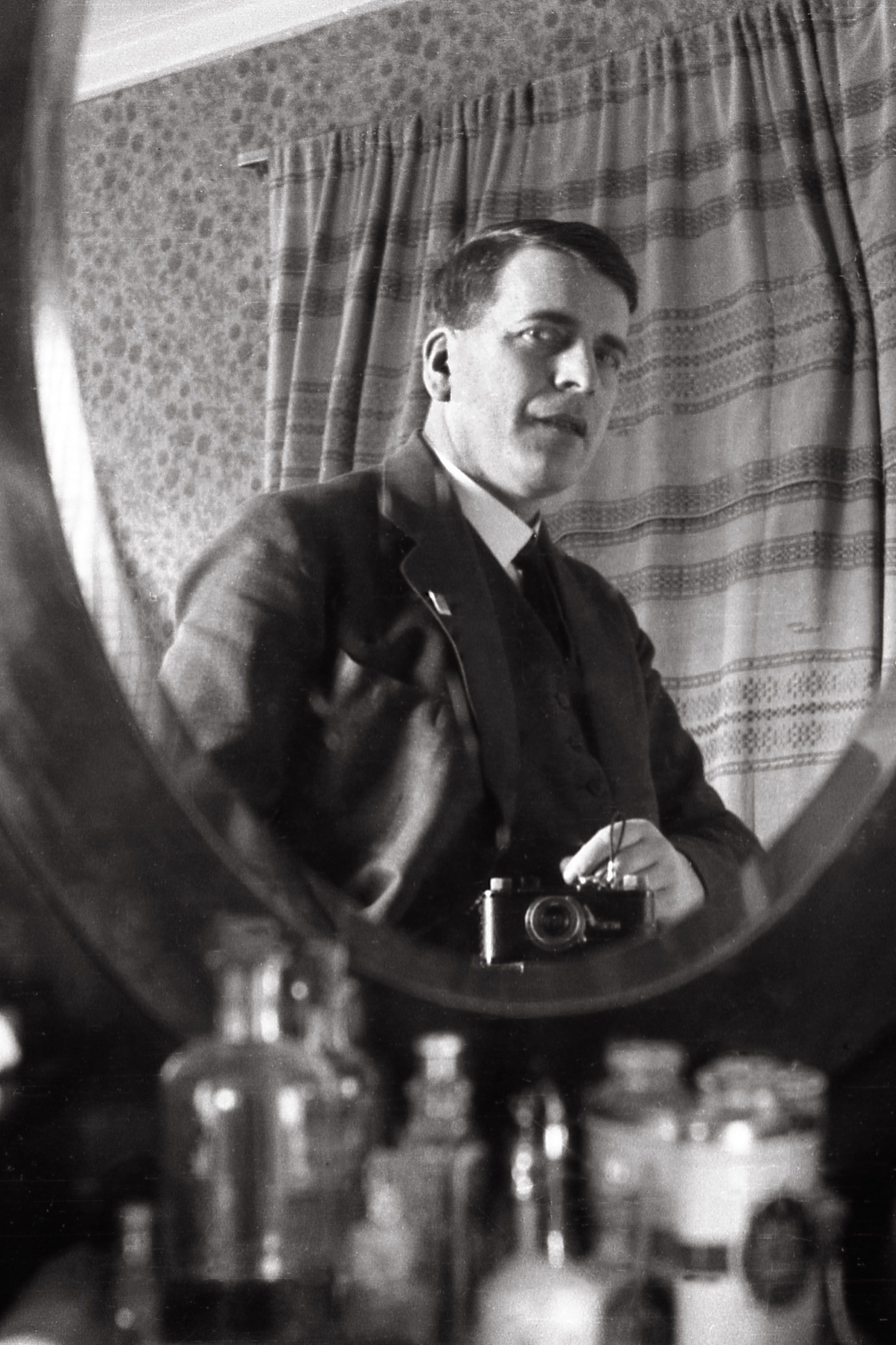 Levanger Fotomuseum- Harald Renbjør with Leica. Selvportrett.