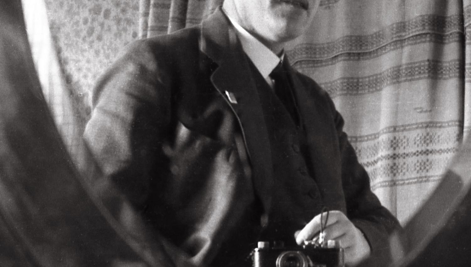 Levanger Fotomuseum- Harald Renbjør with Leica. Selvportrett.