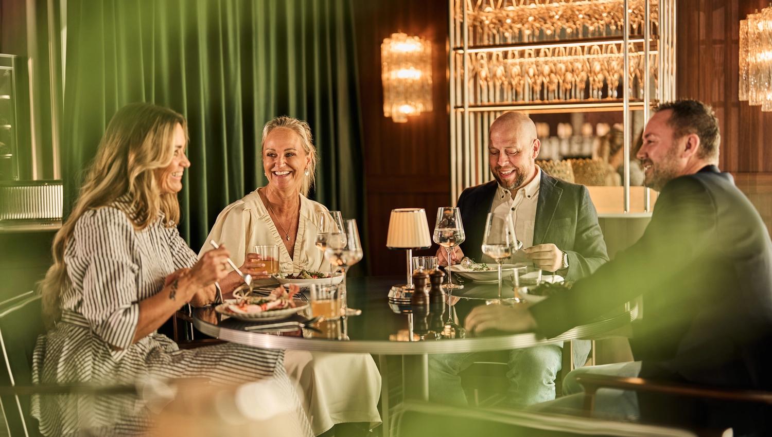 Fire gjester rundt bordet