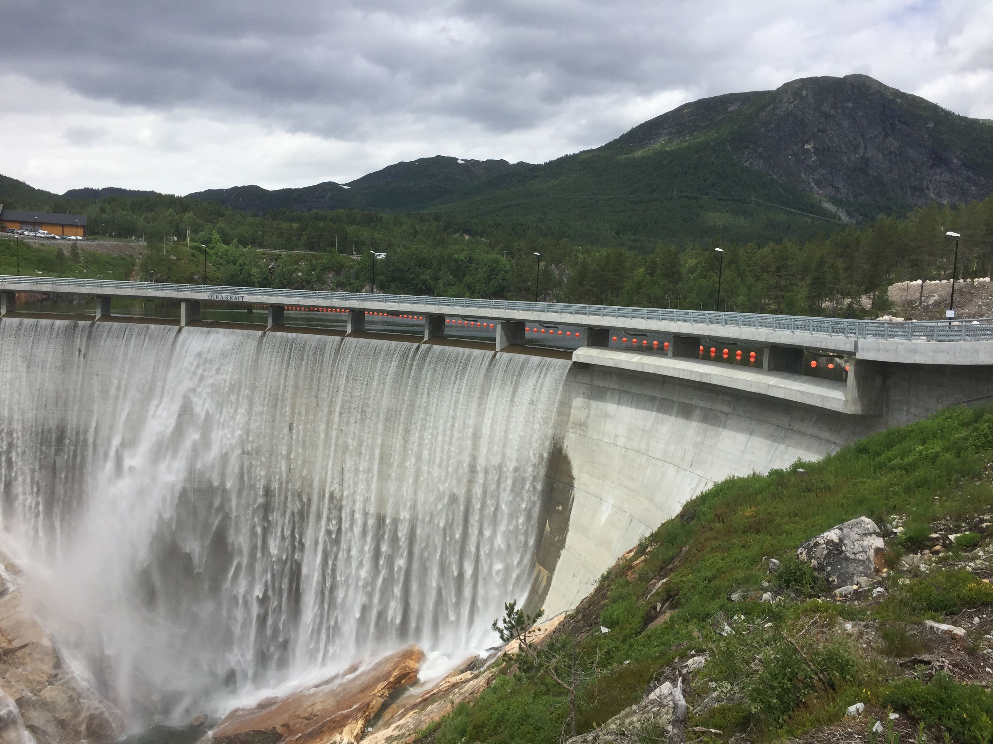 Dam Sarvsfossen mot Vråstøylsfjellet
