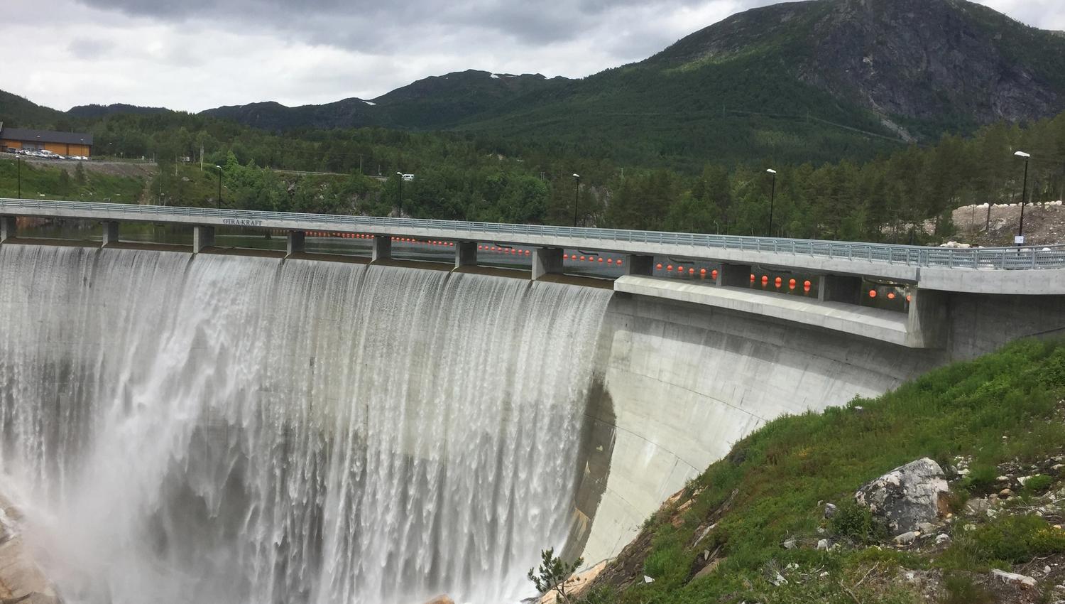 Dam Sarvsfossen mot Vråstøylsfjellet