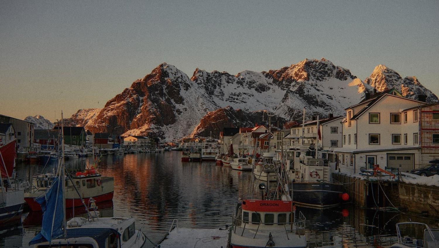 Sun setting in Henningsvær