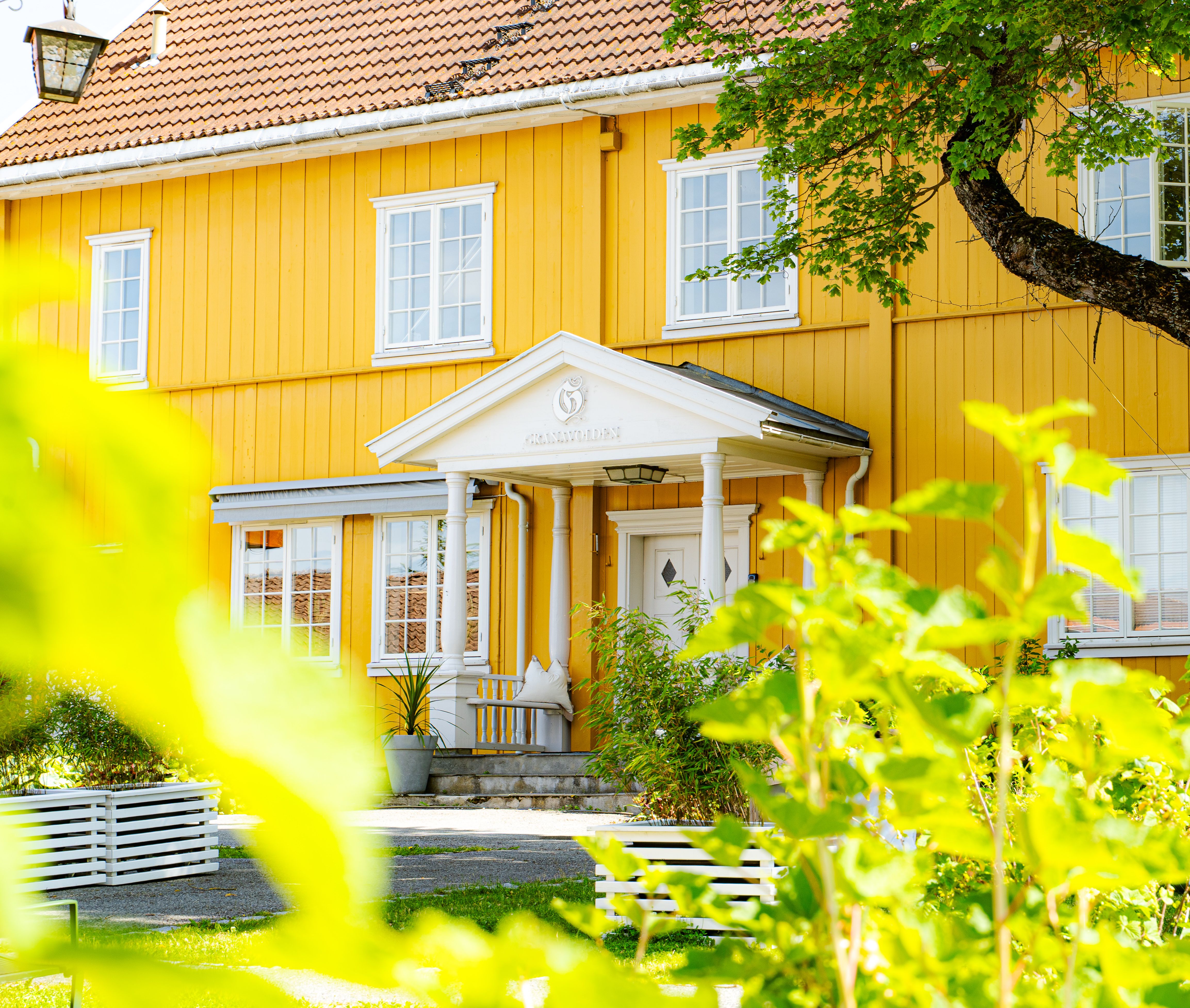 Granavolden Hotell & Gjæstgiveri. Trapp mot bakgård